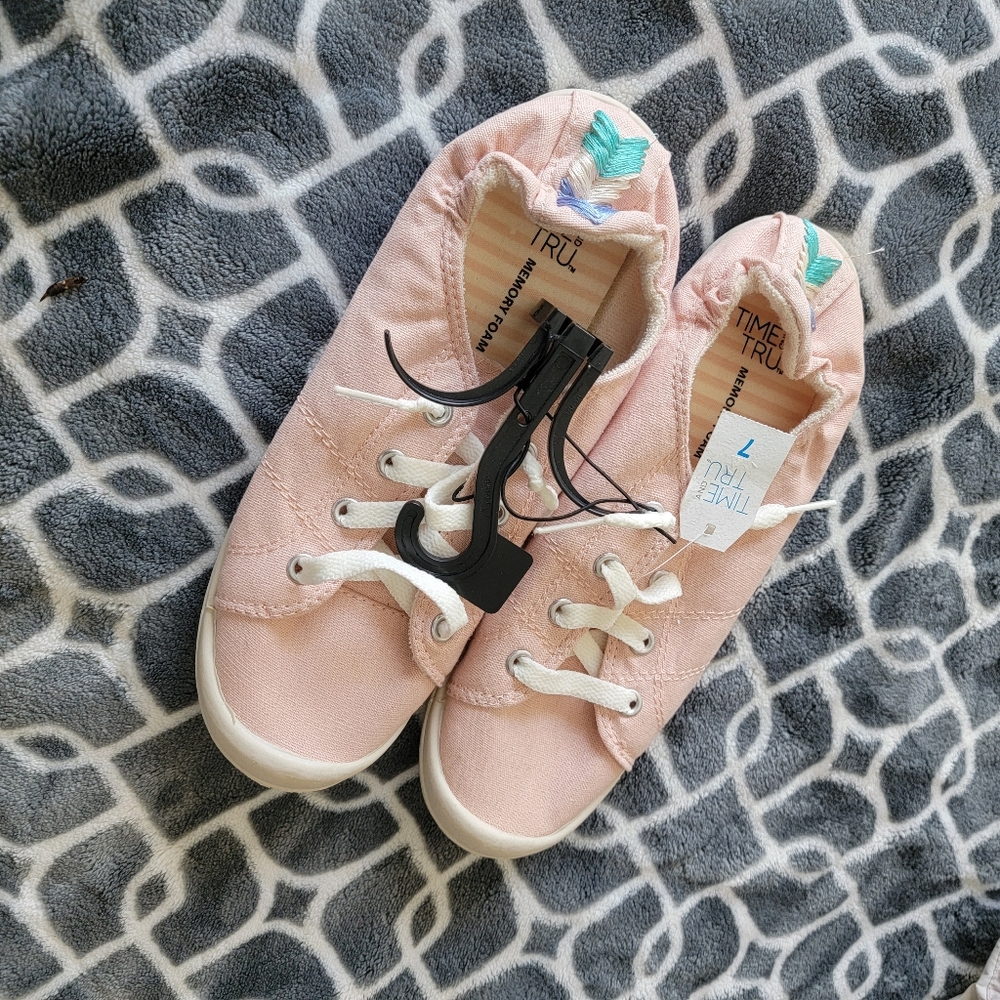 Time and Tru, canvas casual shoes, sz. 7, peach